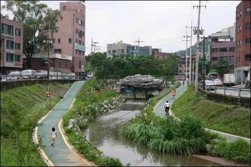 외곽자전거도로와 연결되는 성내천 자전거도로(마천동 순환지점) 